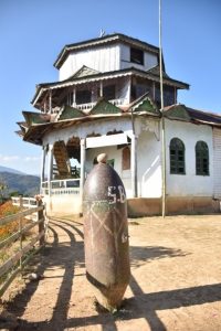 【画像３：爆弾がリサイクルされて教会の鐘として使われている】