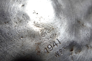 【画像８：鍋底に記された鍋の製造年号】
