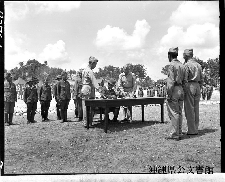 .Surrender ceremonies at Okinawa, Ryukyu Islands.（沖縄県公文書館所蔵）