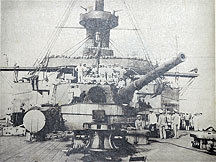 (2) 黄海海戦で破損した戦艦「三笠」の後部砲塔