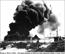 (2) 日本軍の攻撃により炎上するミッドウェー基地の石油タンク（1942年6月4日）