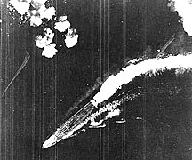 (3) ミッドウェーでB-17爆撃機の攻撃を受ける空母 「飛龍」