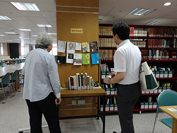 中文図書館の閲覧室