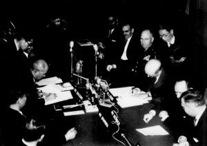 [Image 17] 6 Signing Ceremony (Ref.B22010159600, 12th image) * Minister of Foreign Affairs Okazaki Katsuo is at left, and US Ambassador John Allison is at right.