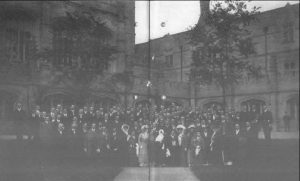Image-7-1909-nen-9-gatsu-25-nichi-Shikago-daigaku-homon-ji-no-to-Bei-jitsugyodan-hoka-shugo-shashin.jpg